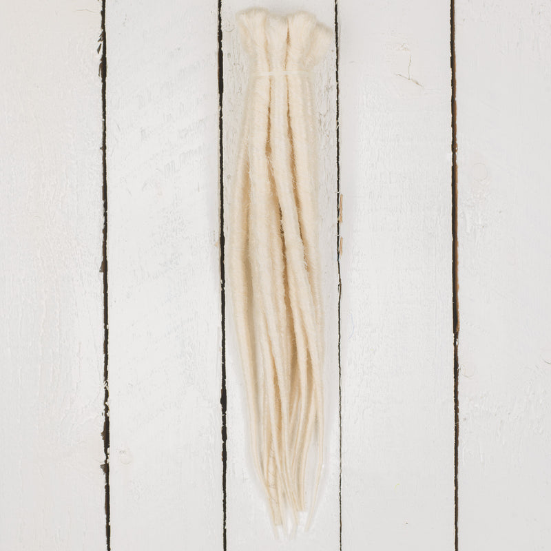 Dreadlab - Kurz, Einfach-Endende Synthetische Dreadlocks (10 Pack) Gekämmte Extensions