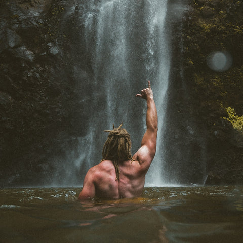 Dreadlocks unter einem Wasserfall
